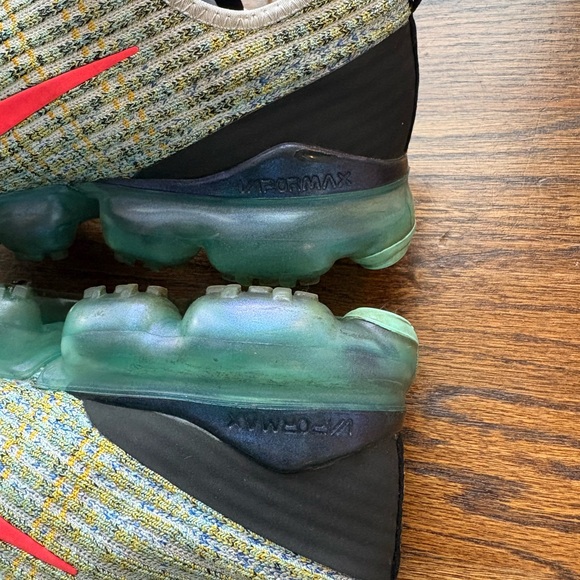 Nike air vapormax flyknit running shoes women's 8 (6.5 youth) coral swoosh - Picture 3 of 9